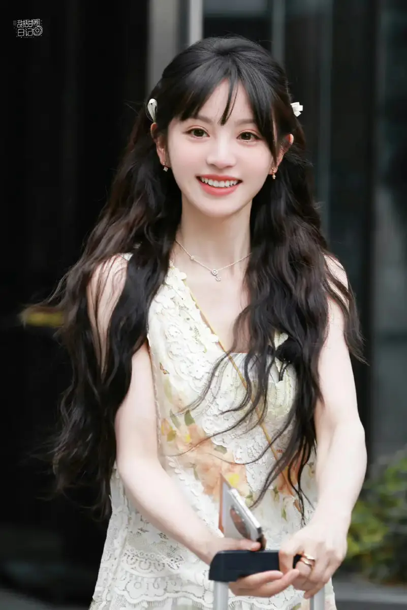 田曦薇头戴蝴蝶结发夹鬼马精灵浅笑露酒窝很灵动| 演出新闻| 新闻中心| 上海星全文化（明星经纪）发展有限公司